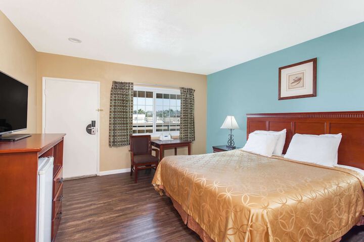 1 King Bed (1 of 12)