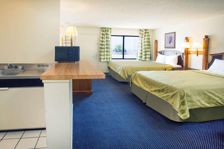 1 Queen Bed (9 of 13)