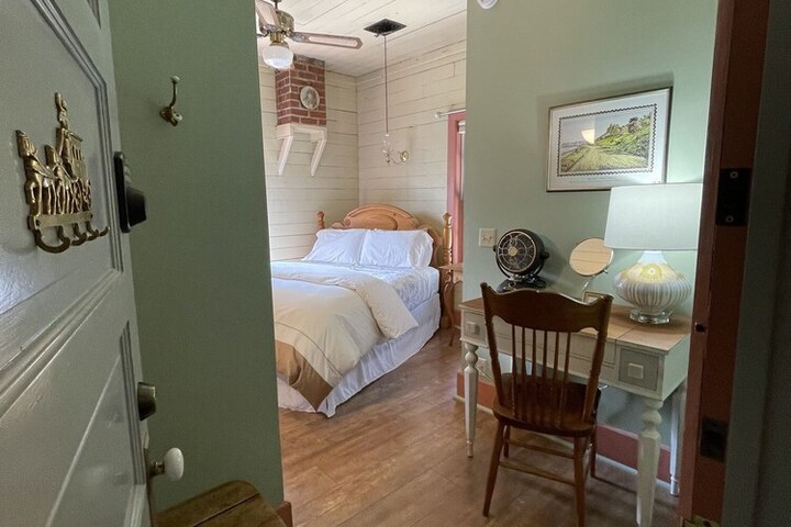 Room 18 of 117