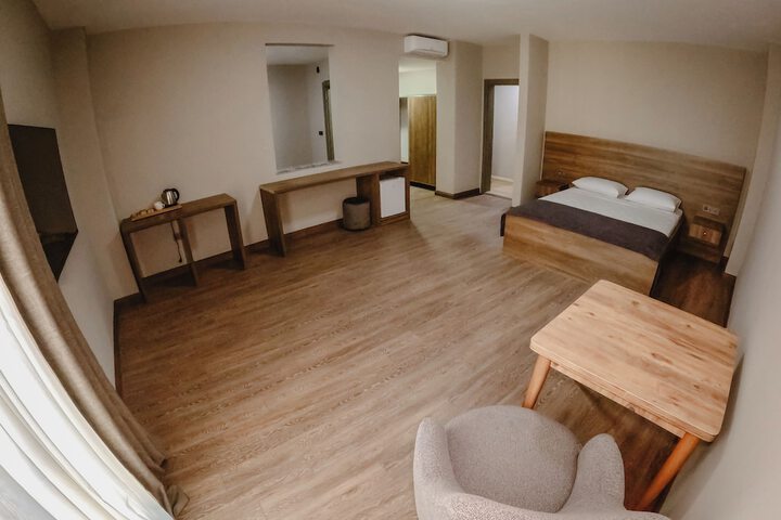 Room 10 of 13