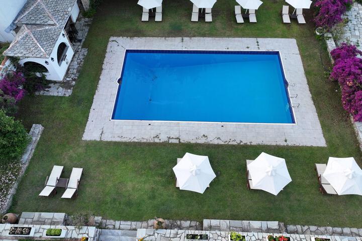 Pools & Facilities