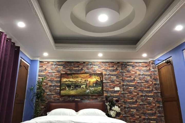 Room 5 of 11