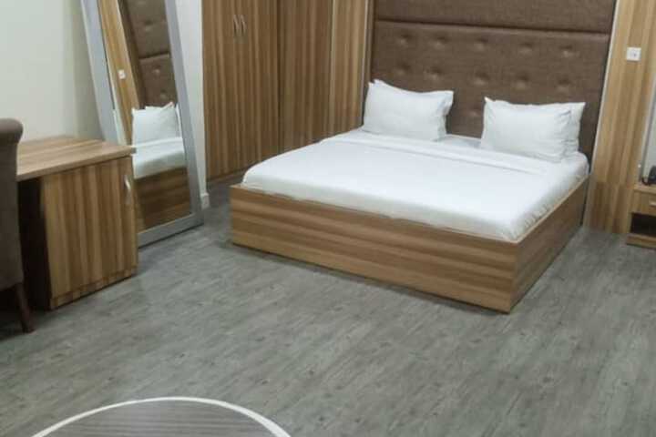 Room 9 of 14