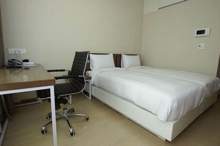 Room 4 of 20