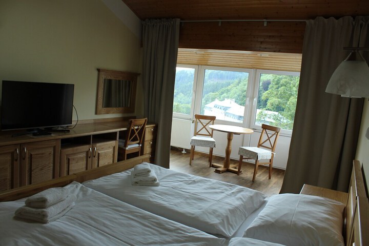 Room 10 of 28