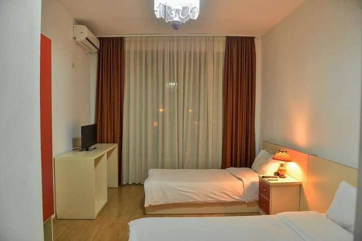 Room 9 of 39