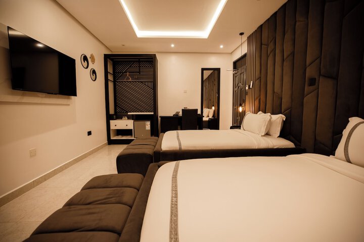 Room 32 of 60