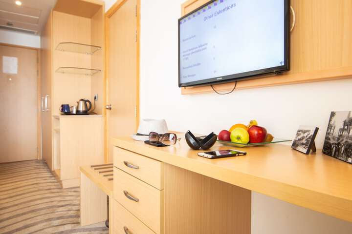 Room 5 of 152