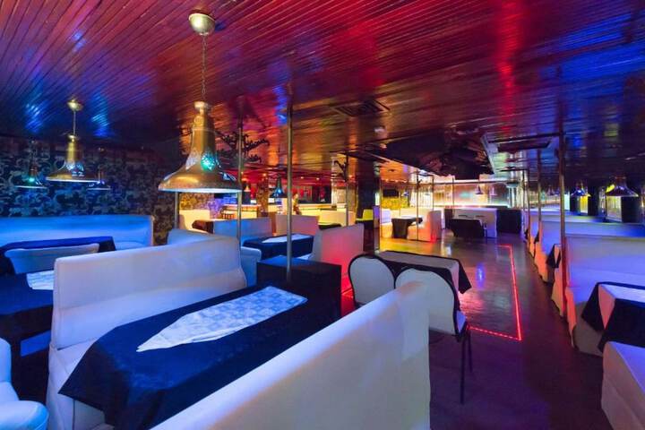 Lounge 24 of 25