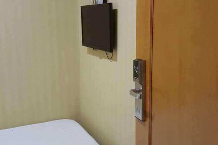 Room 8 of 36