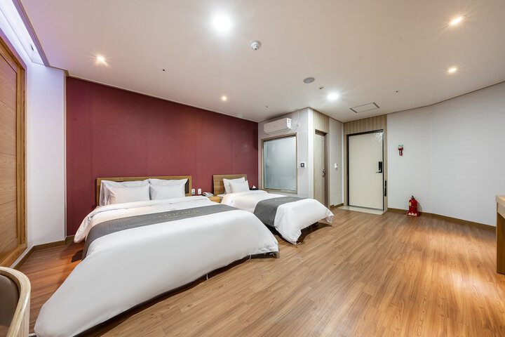 Room 33 of 91