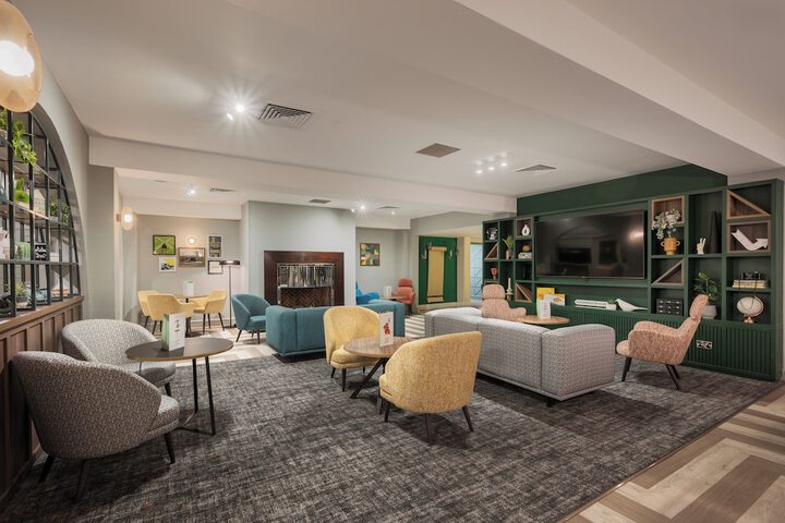 Lounge 112 of 134