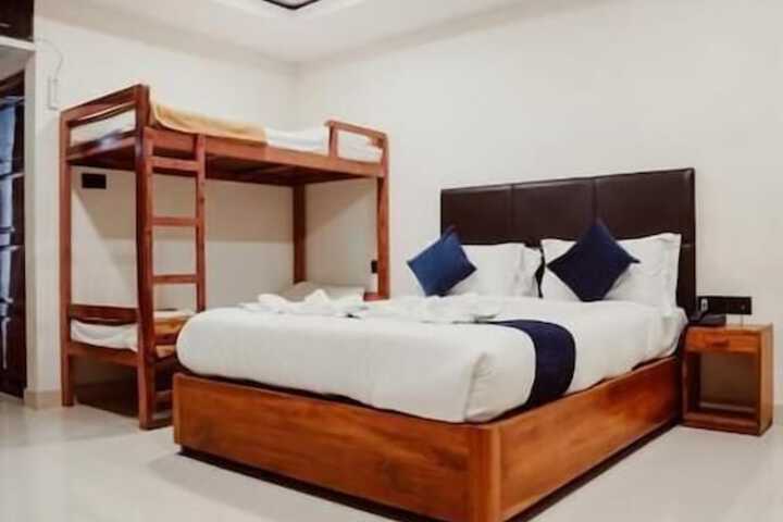 Room 10 of 32