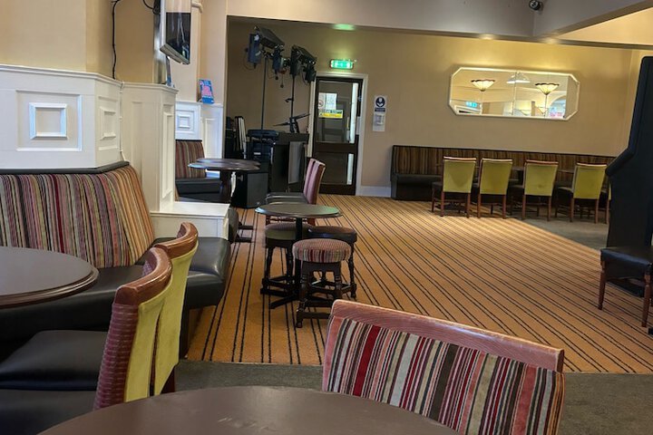 Lounge 49 of 58