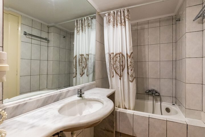 Room 70 of 102