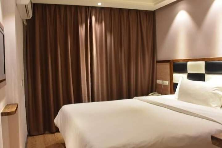 Room 9 of 15