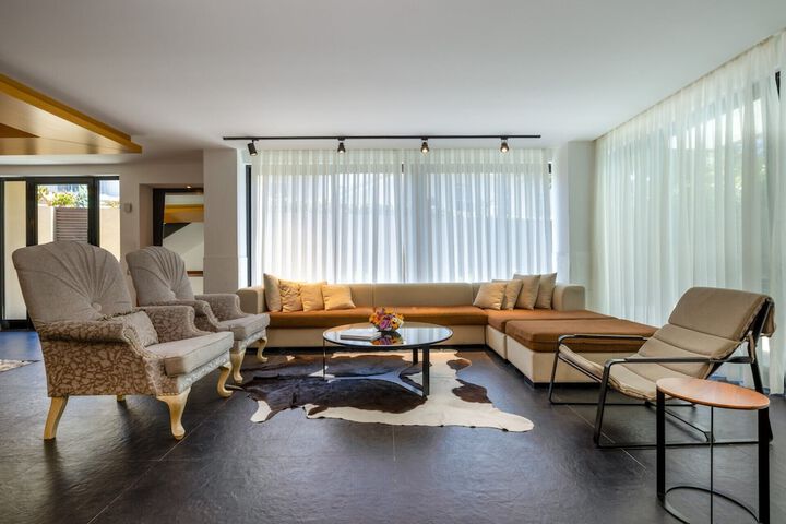 Room 53 of 224