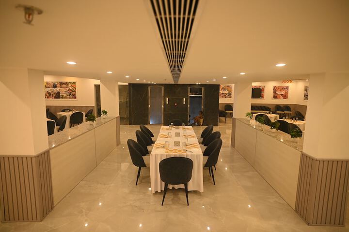 Dining 30 of 37