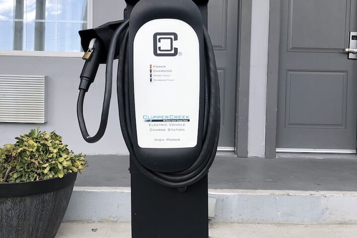 Electric vehicle charging station