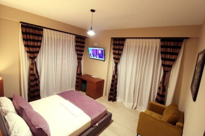 Room 33 of 104