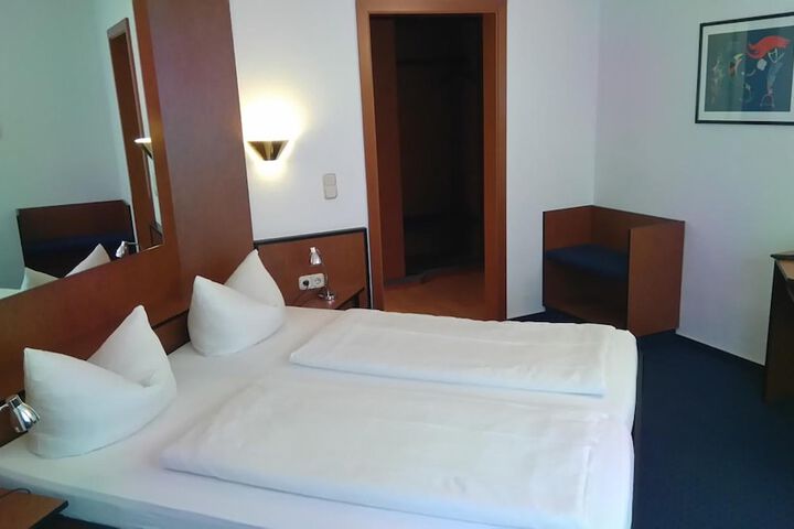 Room 12 of 38
