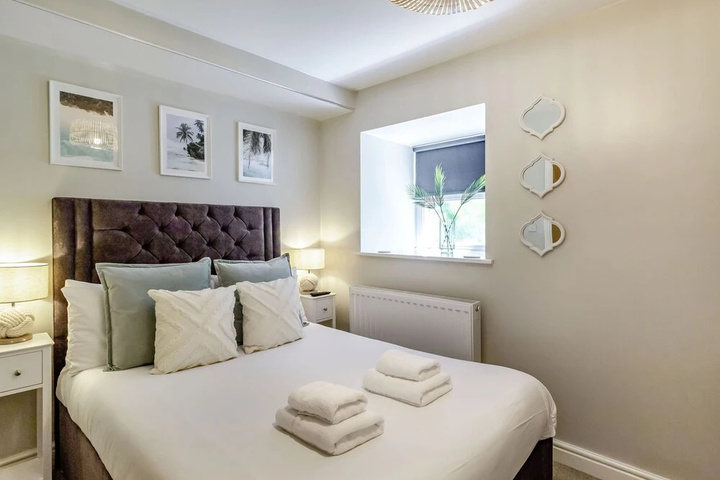 Room 4 of 16