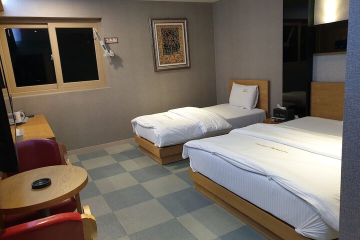 Room 7 of 13