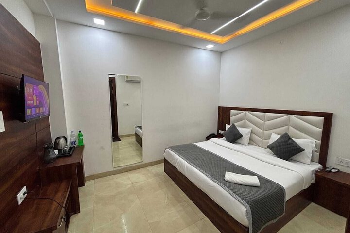 Room 5 of 11