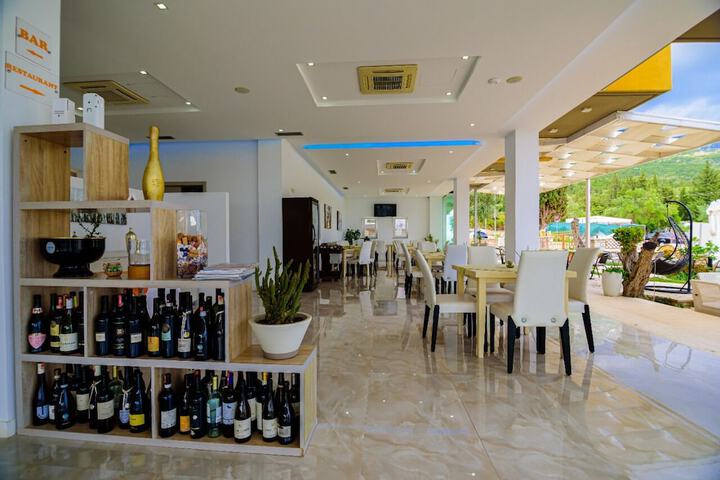 Lounge 17 of 20