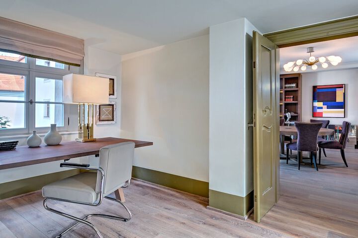 Room 33 of 200