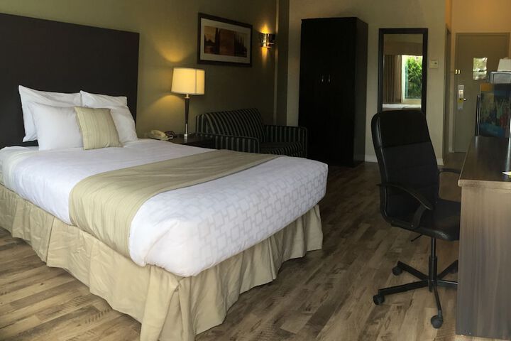 1 Queen Bed (4 of 5)