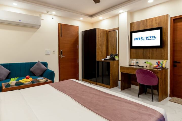 Room 6 of 24