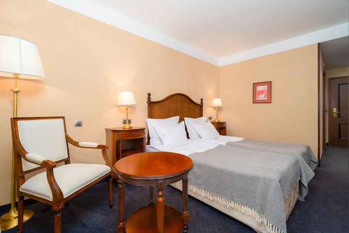 Room 27 of 161