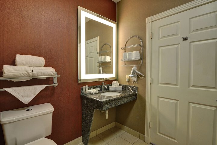 2 Bedrooms Suite King Bed 2 Queen Beds 2 Bathrooms Sofa Living Area Kitchen (11 of 22)