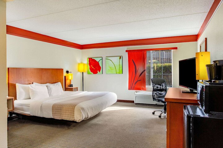 1 King Bed Deluxe Room (16 of 16)