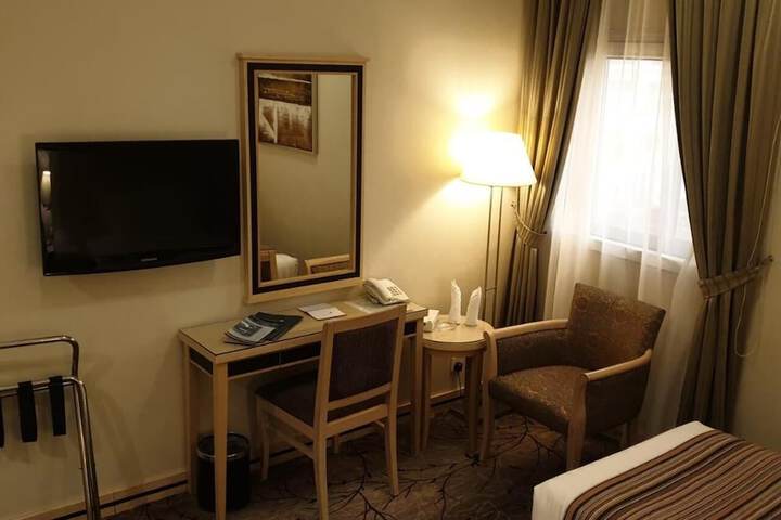 Room 22 of 34