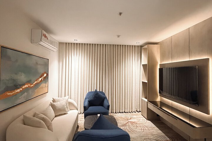 Room 33 of 48