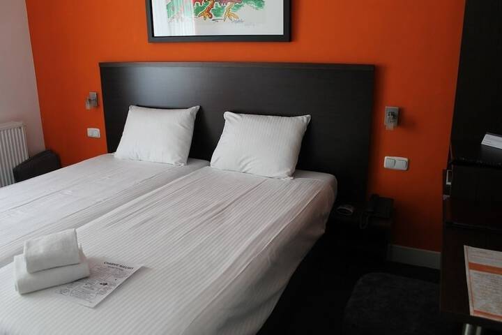 Room 11 of 48