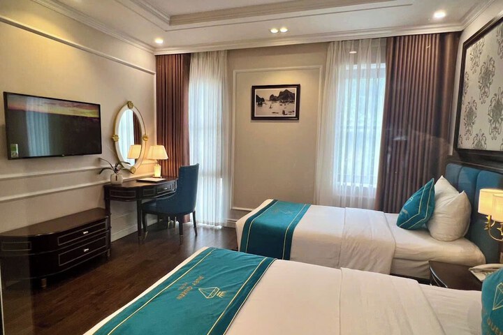 Room 6 of 18