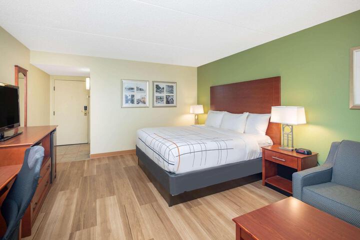1 King Bed City View Ground Floor (14 of 17)