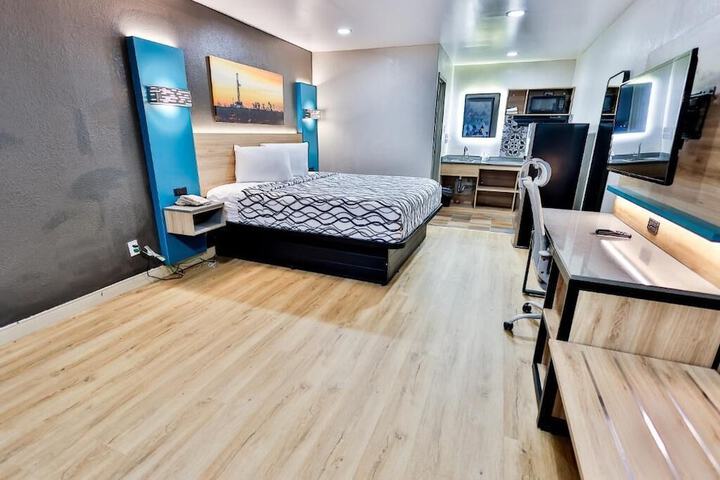 Room 6 of 17
