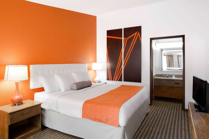 1 King Bed (1 of 7)