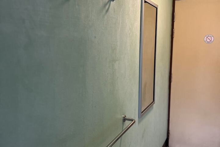 Room 27 of 49
