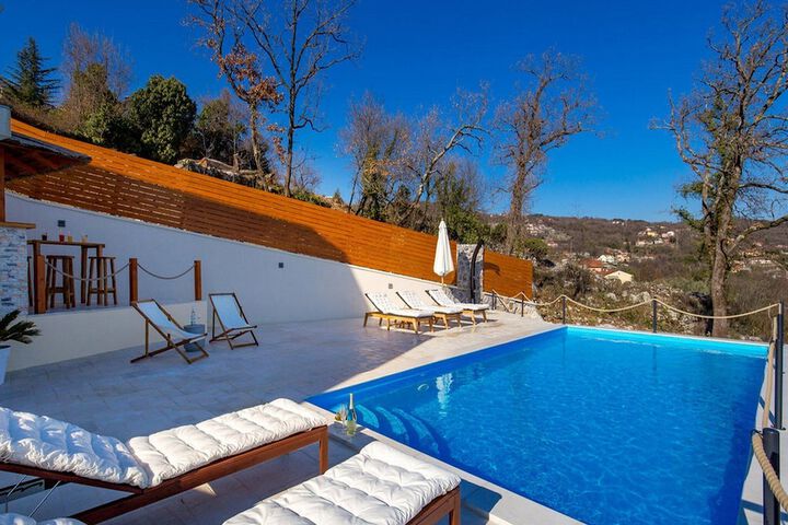 Pool 24 of 32