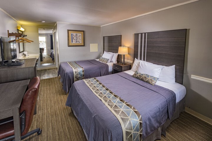 2 Queen Beds (16 of 21)