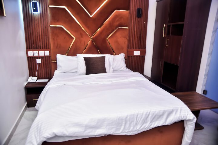 Room 10 of 30