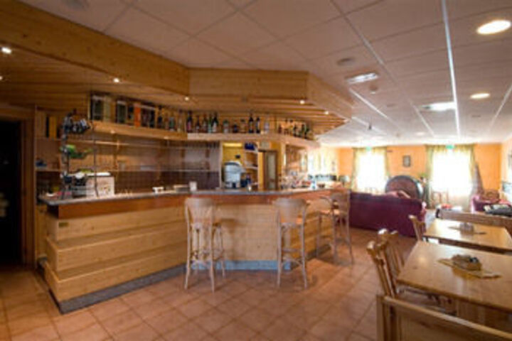 Lounge 30 of 59