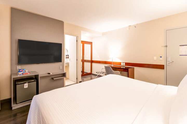 Room 34 of 108