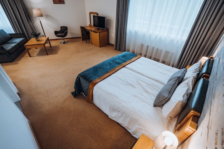 Room 53 of 176