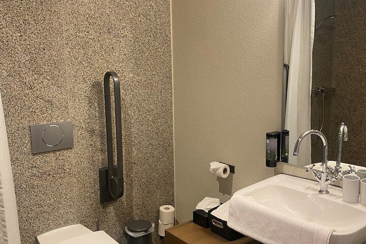 Room 14 of 33